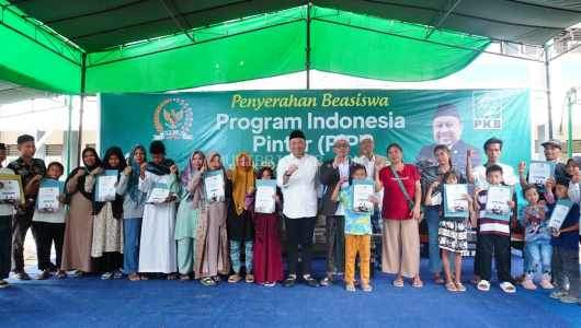 “Teguhkan Komitmen Pendidikan, H. Lalu Hadrian Irfani Wakil Ketua Komisi X DPR RI Fraksi PKB Serahkan Beasiswa PIP di kecamatan gerung”